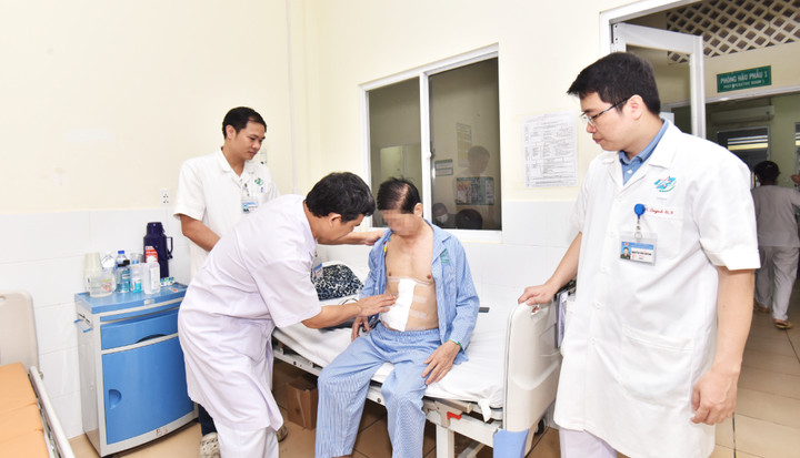 Bác sĩ thăm khám bệnh nhân sau phẫu thuật. (Ảnh: BVCC)