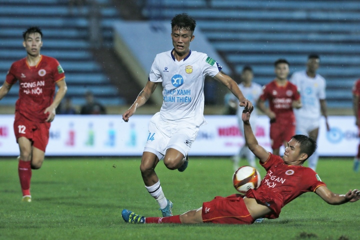 CĐV Nam Định phản đối tinh thần thi đấu của cầu thủ nhà trước CLB Công an Hà Nội.