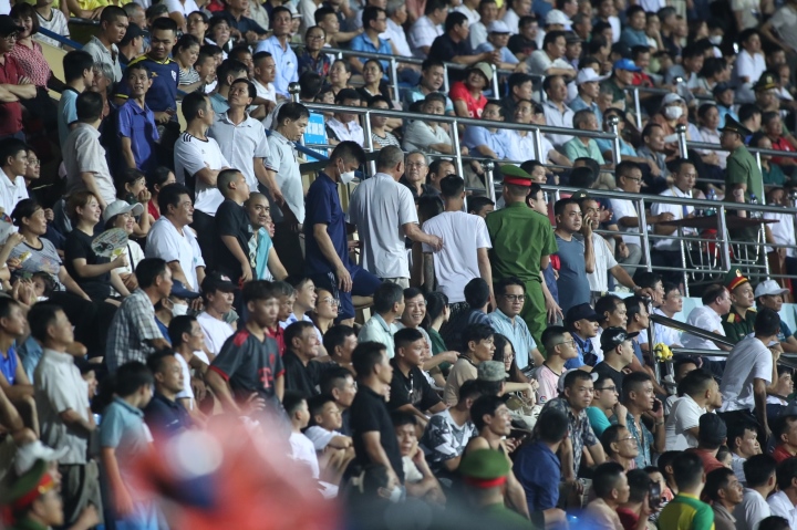 Nhiều CĐV Nam Định bỏ về khi trận đấu chưa kết thúc.