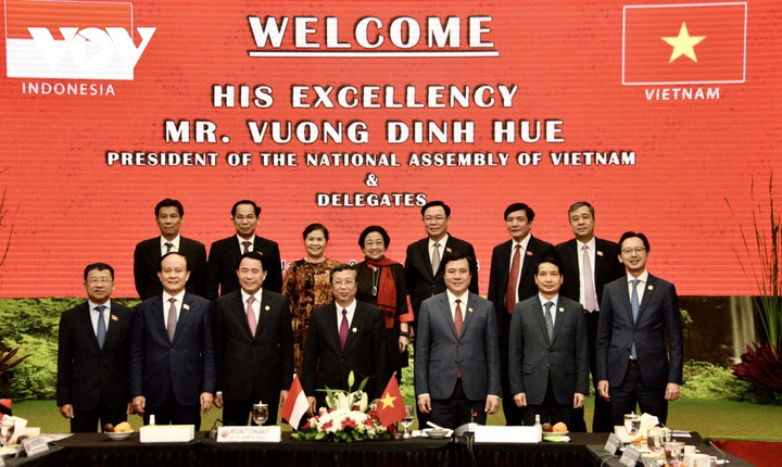 Chủ tịch Quốc hội Vương Đình Huệ có cuộc hội kiến với bà Megawati Suekarnoputri (Cựu Tổng thống Indonesia), Chủ tịch đảng Dân chủ Indonesia Đấu tranh và nhiều đại biểu cấp cao của Indonesia.