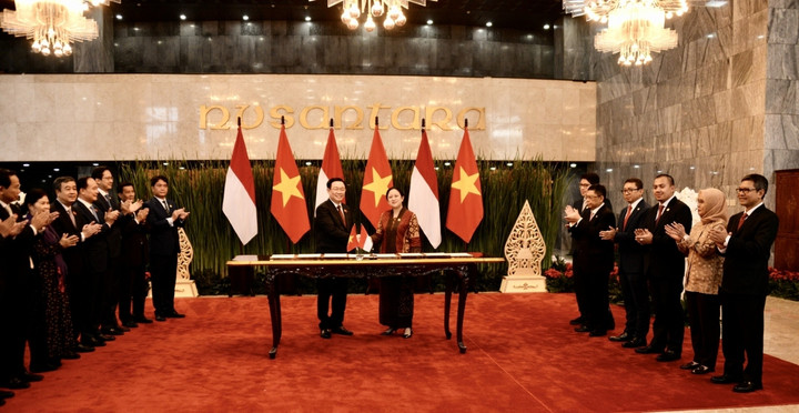 Hai nhà Lãnh đạo đã chứng kiến lễ ký kết Thỏa thuận hợp tác giữa hai cơ quan lập pháp.