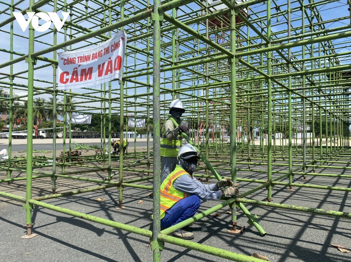 Công nhân đang khẩn trương lắp dựng khán đài