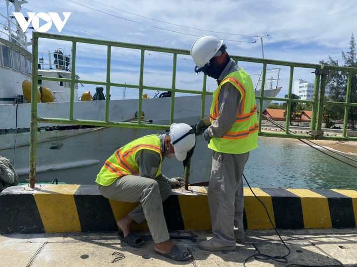 Công nhân thi công khán đài, sân khấu