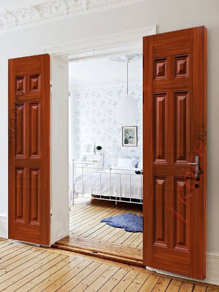 Cửa phòng ngủ với hai cánh mở ra ngoài.
