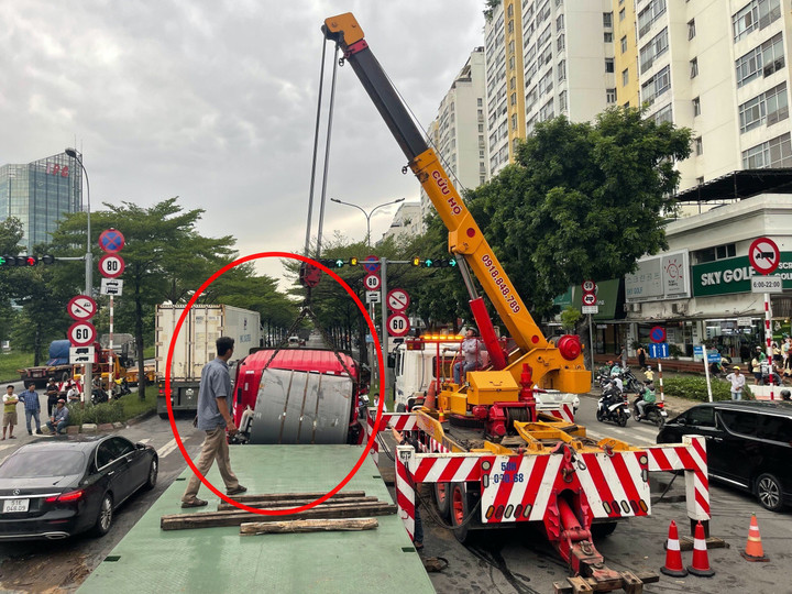 Hiện trường chiếc xe chở cuộn sắt hơn 20 tấn bị đứt dây buộc trên đường Nguyễn Văn Linh.