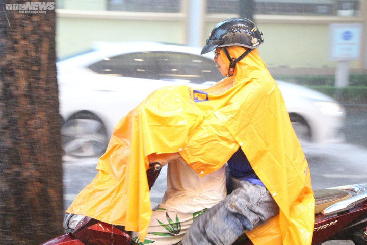 Dự báo thời tiết ngày 4/8, TP.HCM sáng và trưa trời nắng, chiều có mưa, cục bộ có mưa vừa, mưa to.