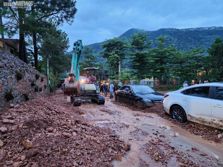 Vụ sạt lở đất làm hàng chục ô tô bị nhấn chìm trong bùn đất.