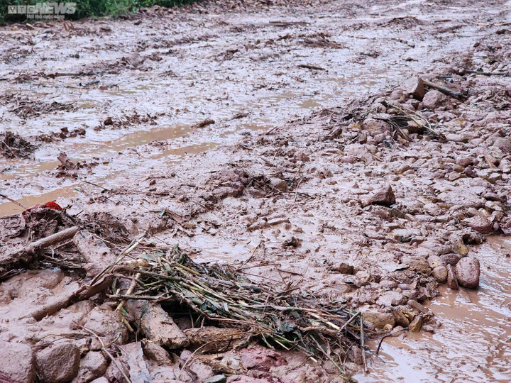 Hiện trường đặc quánh bùn đất sau trận mưa lớn.