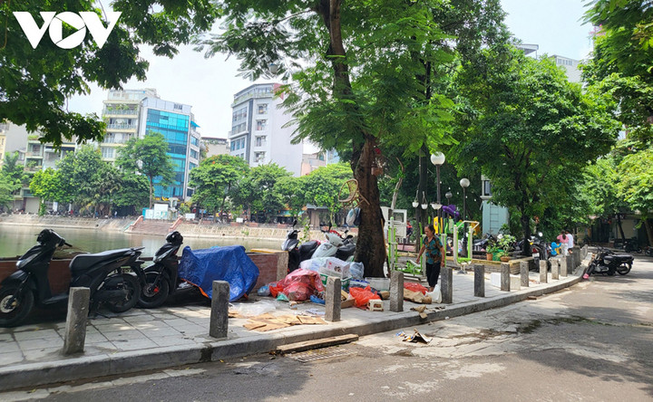 Trước tình trạng vỉa hè quanh khu vực hồ Văn Chương (Đống Đa, Hà Nội) bị lấn chiếm vì mục đích riêng, hàng loạt cột bê tông mới đây được dựng lên tại khu vực này với mục đích ngăn người dân dùng làm nơi dừng đỗ xe cộ, kinh doanh trái phép.