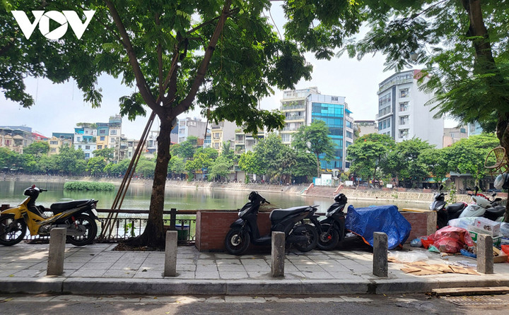Được biết, những cọc bê tông quây quanh hồ Văn Chương là một hạng mục nằm trong thiết kế dự án cải tạo hồ Văn Chương năm 2023, được Phòng Quản lý đô thị quận Đống Đa phê duyệt.
