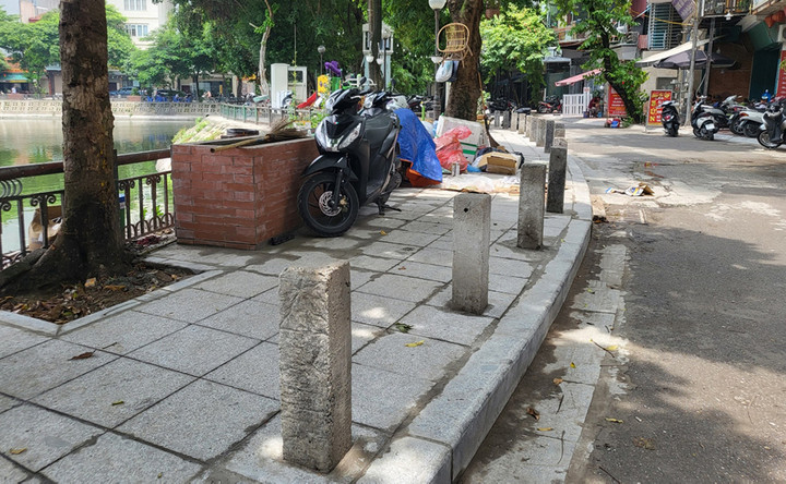 Tuy nhiên, cũng có một số ý kiến cho rằng, những cột bê tông này đang làm mất đi mỹ quan đô thị. Anh Nguyễn Văn Thắng, một người dân sống trong khu vực, cho biết: "Tôi đồng ý rằng việc xây dựng cột bê tông để bảo vệ vỉa hè cho người đi bộ là đúng đắn. Tuy nhiên, hình dáng cột bê tông có phần thô kệch có thể làm xấu đi mỹ quan đô thị, đồng thời khiến vỉa hè thêm chật chội".