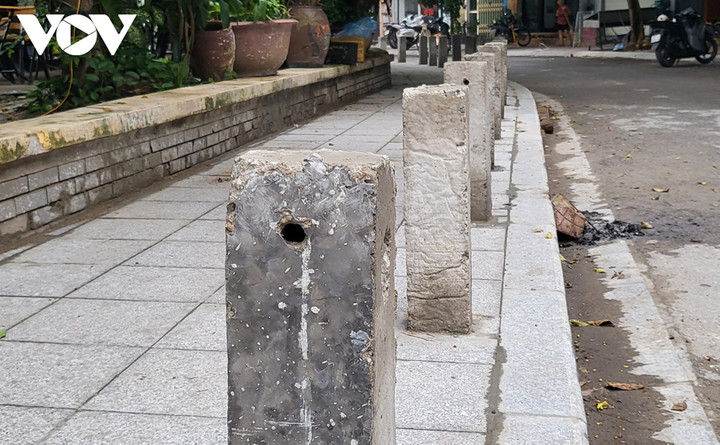 Các cọc bê tông cao khoảng 70 cm, rộng gần 20 cm, khoảng cách giữa mỗi cột là hơn 1 m.