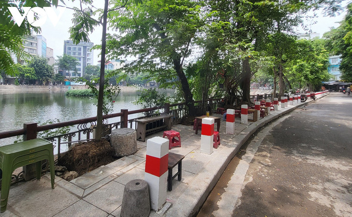 Trong công đoạn hoàn thiện, các cột này được sơn hai màu đỏ, trắng và lắp xích sắt để ngăn người dân dừng đỗ xe máy, ô tô trên vỉa hè.