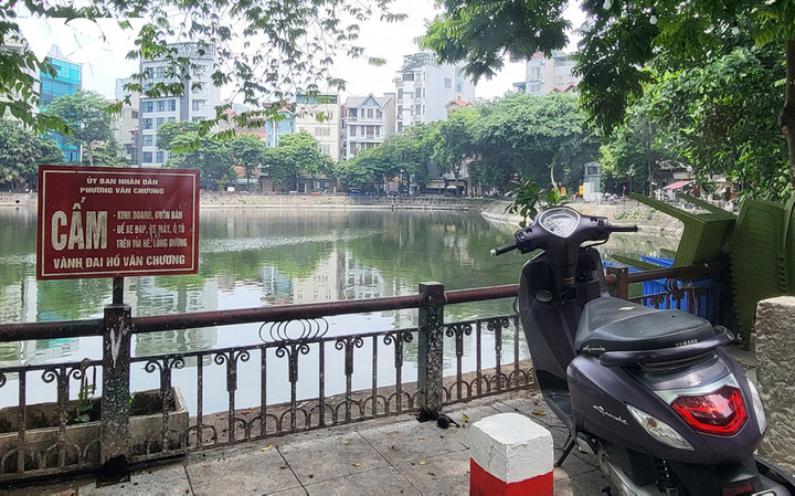 Từ trước đến nay, mặc dù có biển cấm, khu vực vỉa hè quanh hồ Văn Chương vẫn bị lấn chiếm để làm nơi kinh doanh, buôn bán, dừng đỗ xe cộ, khiến không gian đi bộ của người dân bị thu hẹp.