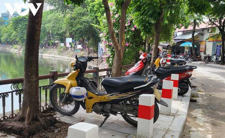 Vỉa hè đã chật hẹp, lại còn để xe cộ tràn lan, khiến nhiều người buộc phải đi bộ xuống lòng đường, tiềm ẩn nhiều nguy cơ tai nạn.