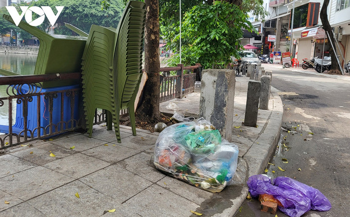 Bàn ghế, rác thải ngổn ngang trên vỉa hè, khiến người dân vô cùng bức xúc.