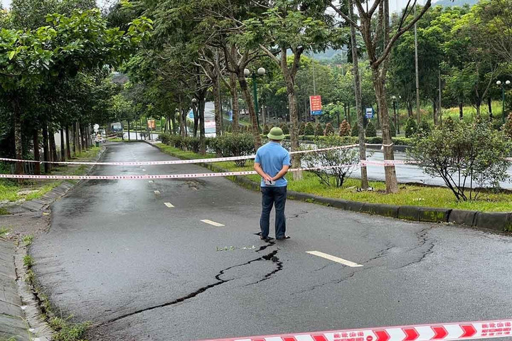 Cơ quan chức năng lập rào chắn, ngăn người dân qua lại khu vực nứt ở Quốc lộ 14.