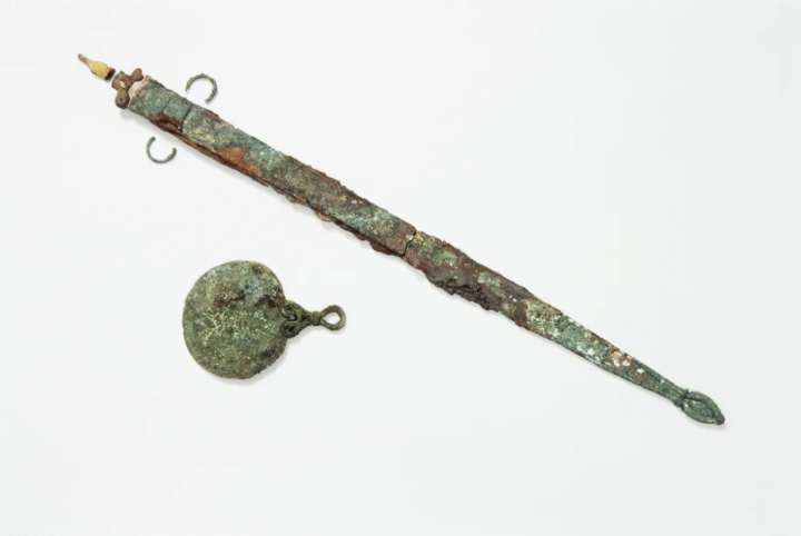 Thanh kiếm và gương thời Đồ Sắt được tìm thấy trong ngôi mộ trên đảo Bryher. (Ảnh: Historic England Archive)