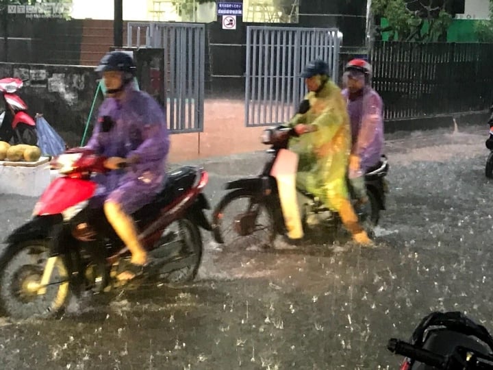 Đợt mưa lớn sáng 4/8 có khả năng gây ngập một số tuyến phố Hà Nội. (Ảnh: Khánh Huy)
