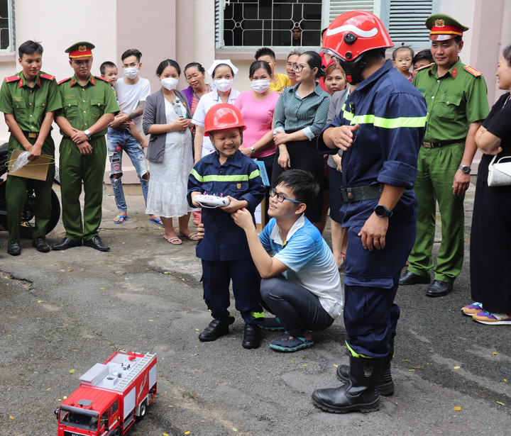 Trung Quân nhận quà từ các chiến sĩ PCCC.