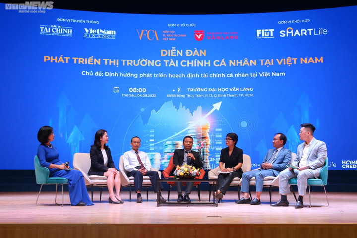 Các diễn giả, chuyên gia thảo luận về việc định hướng phát triển hoạch định tài chính cá nhân tại Việt Nam. (Ảnh: Đại Việt)