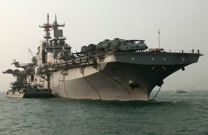 USS Essex, một tàu tấn công đổ bộ của Hải quân Mỹ, đến cảng Hong Kong, ngày 16/11/2010. (Ảnh: Reuters/Tyrone Siu)