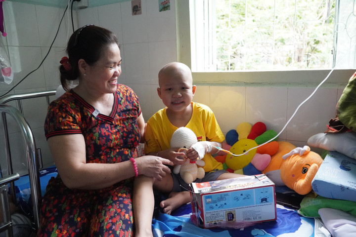 Trung Quân cùng mẹ luôn động viên nhau cùng cố gắng.