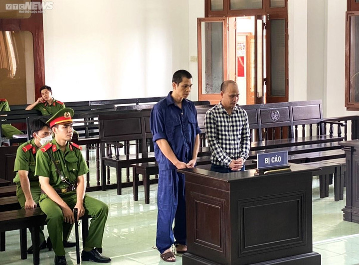 2 bị cáo Trần Văn Duy và Nguyễn Ngọc Hiền nghe tuyên án tại toà.