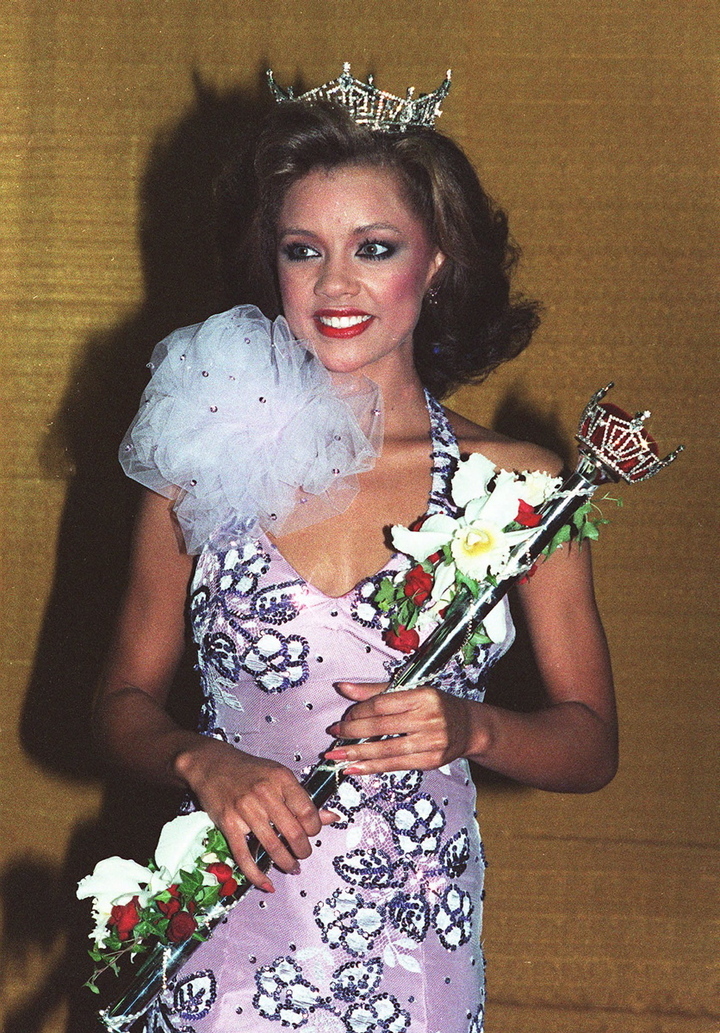 Vanessa Williams từng làm nên lịch sử khi trở thành người phụ nữ gốc Phi đầu tiên giành vương miện Hoa hậu Mỹ 1984. Tuy nhiên, ngay sau đó người đẹp vướng phải khủng hoảng truyền thông khi những bức ảnh khỏa thân của cô được đăng tải. Sau vụ việc này, cô bị tước vương miện và danh hiệu. Bất chấp sự thất vọng của khán giả, cô vẫn tiếp tục sự nghiệp người mẫu và diễn xuất.