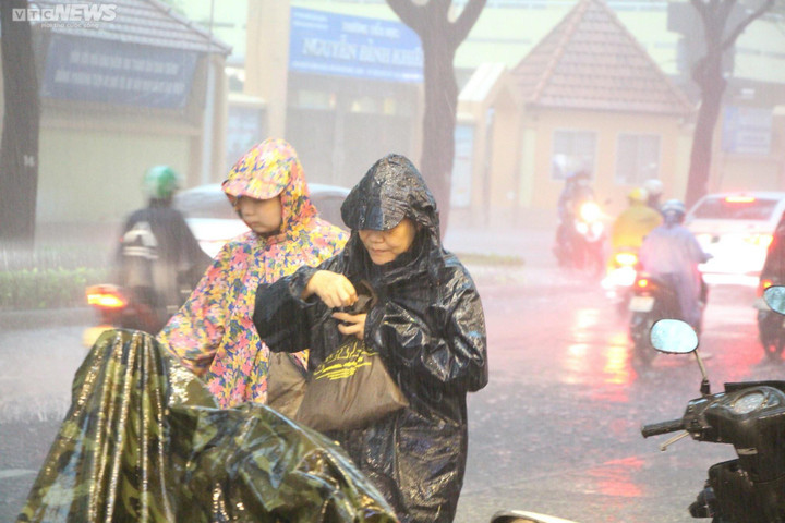 Dự báo thời tiết ngày 5/8, TP.HCM ngày nắng, chiều tối có mưa rào rải rác và có nơi có dông.