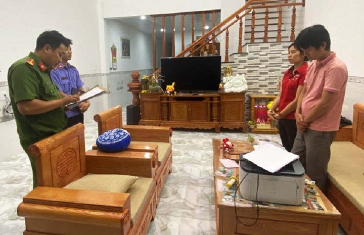 Cơ quan chức năng đọc lệnh bắt tạm giam ông Tạ Duy Phước.