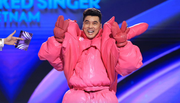 Ưng Hoàng Phúc là nhân vật đầu tiên phải cởi mặt nạ.