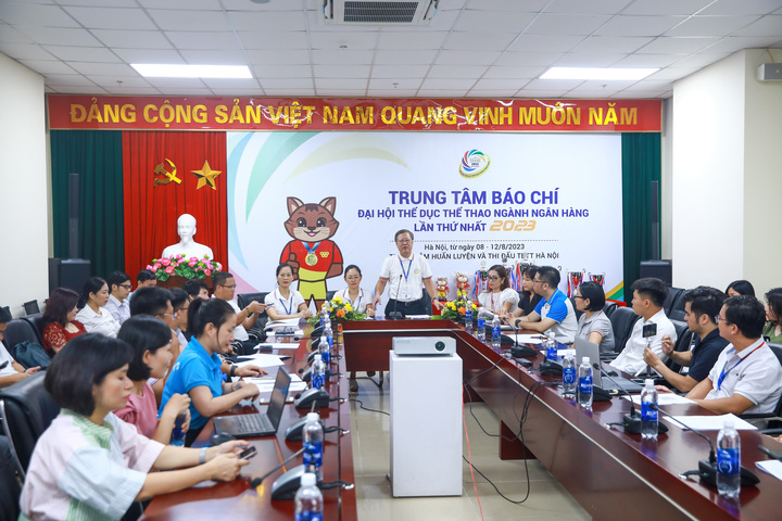 Ông Nguyễn Văn Tân, Phó chủ tịch Thường trực Công đoàn Ngân hàng Việt Nam, Trưởng Ban tổ chức Đại hội chủ trì tại buổi họp báo.