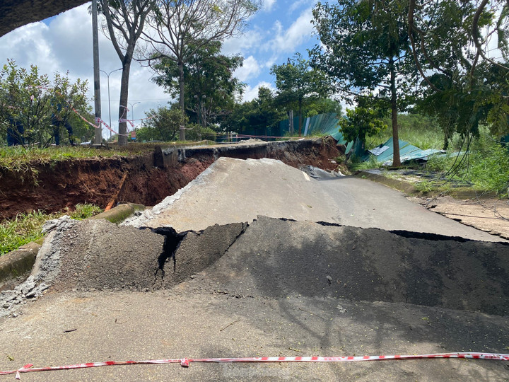 Trưa 5/8, ông Đỗ Tấn Sương, Chủ tịch UBND TP Gia Nghĩa (Đắk Nông) cho biết, khoảng 5 giờ cùng ngày, đường Hồ Chí Minh đoạn qua phường Nghĩa Thành đã bị sạt trượt nghiêm trọng, chia cắt phần đường dành cho xe gắn máy và xe thô sơ.