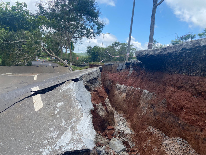 Rãnh đường Hồ Chí Minh sạt trượt khá lớn.
