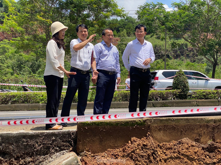 Lãnh đạo UBND tỉnh Đắk Nông có mặt tại hiện trường sụt lún kiểm tra. Ông Hồ Văn Mười, Chủ tịch UBND tỉnh Đắk Nông, chỉ đạo các lực lượng tiếp tục túc trực, cảnh báo người dân khu vực nguy hiểm.