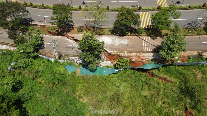 Vết nứt toác, sạt trượt kéo dài vào khu vực quả đồi.