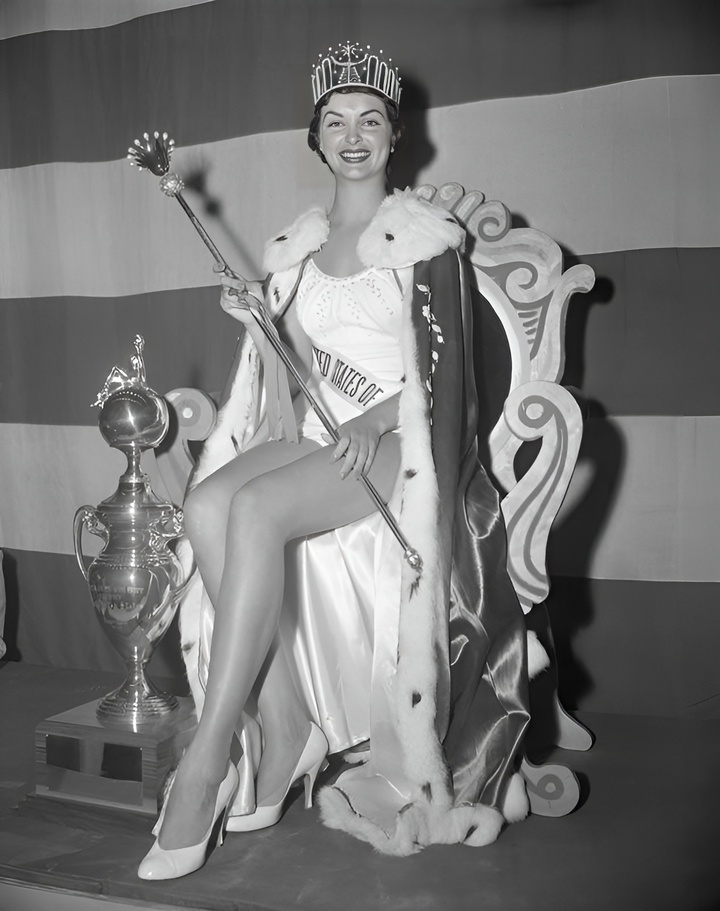 Leona Gage - Hoa hậu Mỹ 1957 bị tước vương miện chưa đầy 24 giờ sau khi đăng quang. Lý do, BTC phát hiện sự thật Mary Leona khai gian lý lịch rằng đủ 21 tuổi (tuổi dự thi của Miss USA), thực tế cô chỉ vừa tròn 18. Ban tổ chức còn nhận thêm thông tin Mary đã kết hôn tận 2 lần và có đến 2 người con trai. Những điều trên hoàn toàn vi phạm quy định của cuộc thi Hoa hậu Mỹ và Mary Leona bị tước vương miện, người thay thế cô là Á hậu 1 Charlotte Sheffield.
