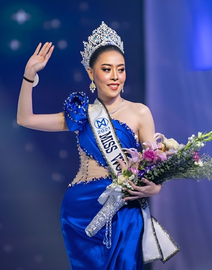 Người đẹp Phongsavanh Souphavady đăng quang Hoa hậu Thế giới Lào năm 2021. Tuy nhiên ngay sau đêm đăng quang, cô vướng phải làn sóng tẩy chay mạnh mẽ của cư dân mạng. Đa số cho rằng cô không xứng đáng với ngôi vị này với lý do khai gian tuổi, từ 30 xuống còn 26 để được dự thi. Người đẹp cũng nhận về nhiều lời bàn tán về nhan sắc từ đó dấy lên nghi vấn mua giải. Chính vì những sức ép của dư luận, Phongsavanh Souphavady tuyên bố trả lại danh hiệu hoa hậu cho người xứng đáng hơn.
