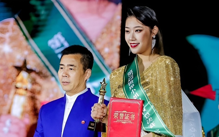 Cuối tháng 8/2022, đêm chung kết Miss World Trung Quốc 2022 đã diễn ra, gọi tên Nguyễn Nguyệt tại ngôi vị cao nhất. Tuy nhiên, chỉ sau ít giờ đăng quang, người đẹp bị tước ngay danh hiệu vì vi phạm các nguyên tắc và điều lệ của ban tổ chức. Thông tin này đã khiến người hâm mộ được phen bất ngờ bởi lẽ Nguyễn Nguyệt luôn là một trong những nhân tố sáng giá, có phần thể hiện xuất sắc tại các vòng thi. Sau sự cố này, Tần Trạch Văn được bổ nhiệm thành tân Miss World Trung Quốc và chính thức đại diện đất nước này tại sân chơi Miss World 2022.
