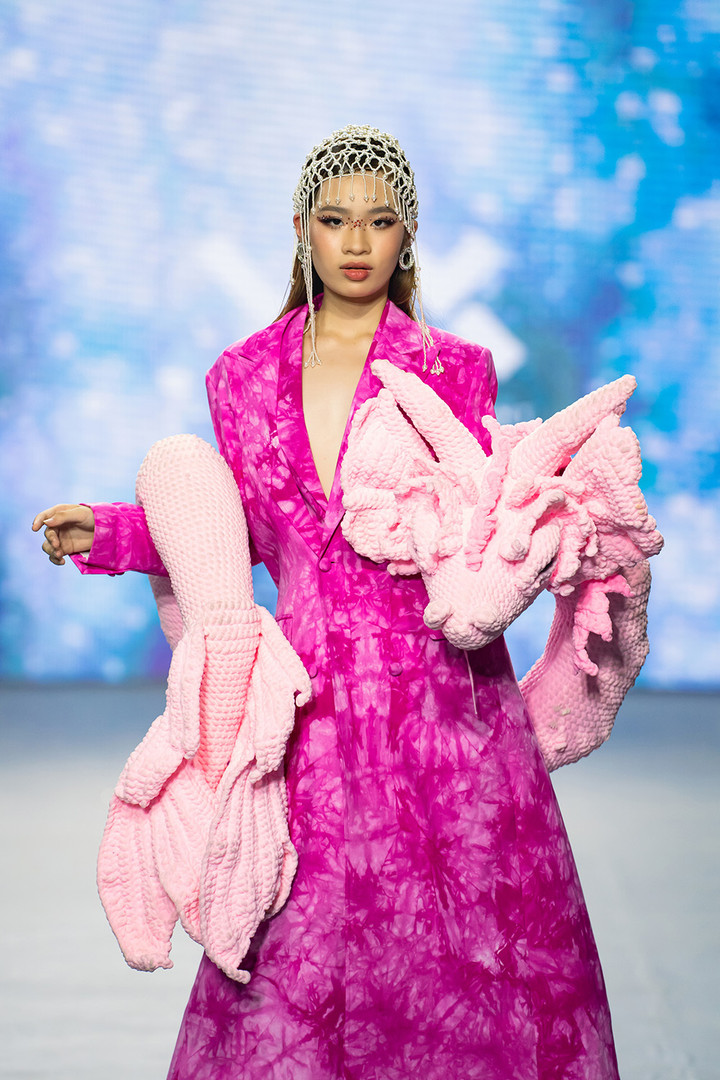 Show thời trang Extra Men Show 2 vừa diễn ra thành công tại TP.HCM. Một trong những điểm nhấn phải kể đến là BST ấn tượng mang tên “Trò chơi vương quyền - Game of thrones" của NTK Vương Khang. Ở phần mở màn, giải Vàng Teen Models Việt Nam - Almira Bảo Hà đã có phần trình diễn mang đúng tinh thần và hơi thở mà NTK mong muốn hướng tới.