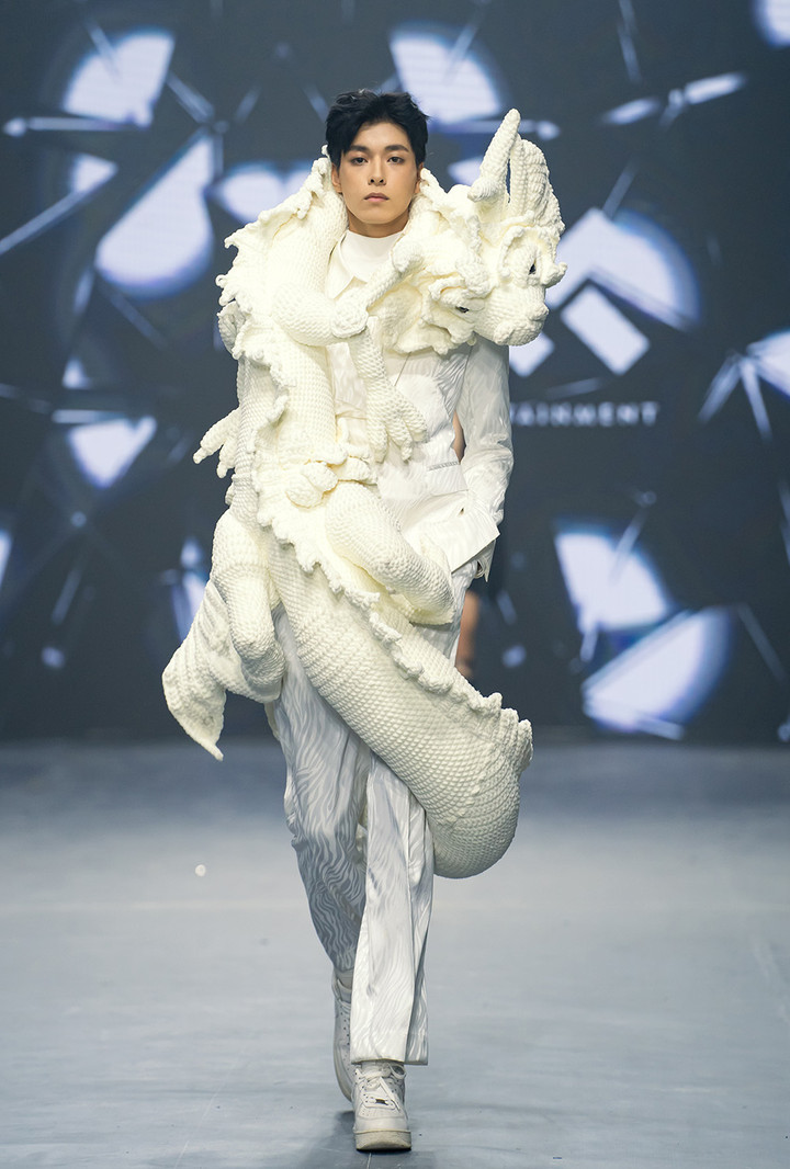 Điều này được thể hiện rõ nét qua những chú rồng đan móc len bằng tay, nặng 15 kg được các người mẫu trình diễn trong BST. Những điểm nhấn này được các nghệ nhân tỉ mỉ thực hiện trong vòng 2 tháng rưỡi. Đây cũng là tâm huyết rất lớn mà NTK Vương Khang gửi gắm trong từng bộ trang phục và những phần trình diễn của người mẫu.