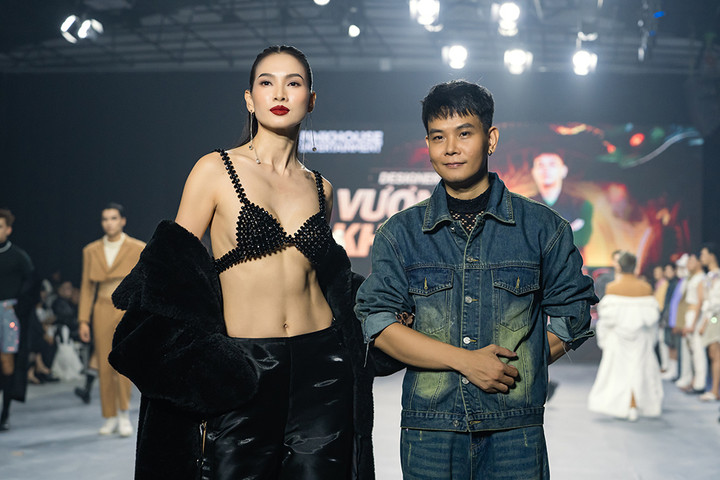 Bộ trang phục được NTK Vương Khang dành riêng cho đàn chị để khoe được vòng 2 săn chắc và cơ bụng số 11. Đây cũng là thành quả mà “bà mẹ một con” tự hào có được sau khi trải qua những ngày tháng tập luyện vất vả và giữ dáng dù đã qua ngưỡng 40 tuổi.