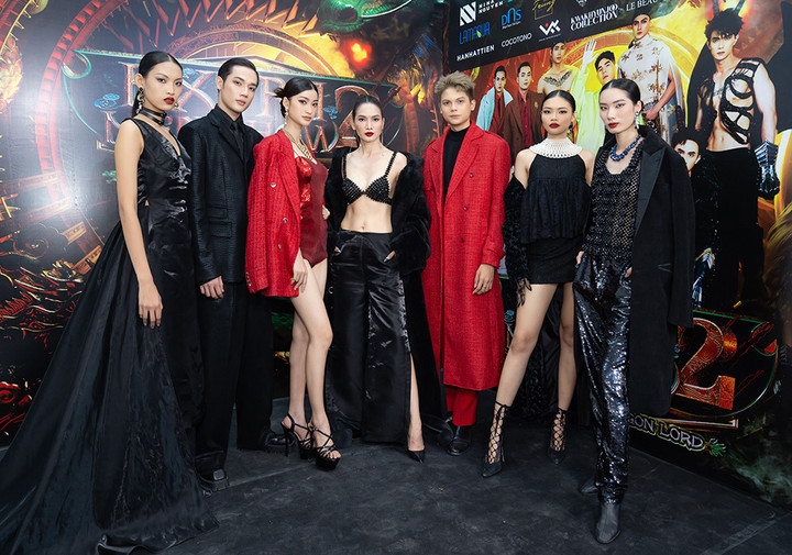 Họ đều được khoác lên mình những thiết kế đặc biệt trong BST của NTK Vương Khang, không chỉ tôn dáng mà còn thể hiện được sự mạnh mẽ, quyền lực và cá tính.