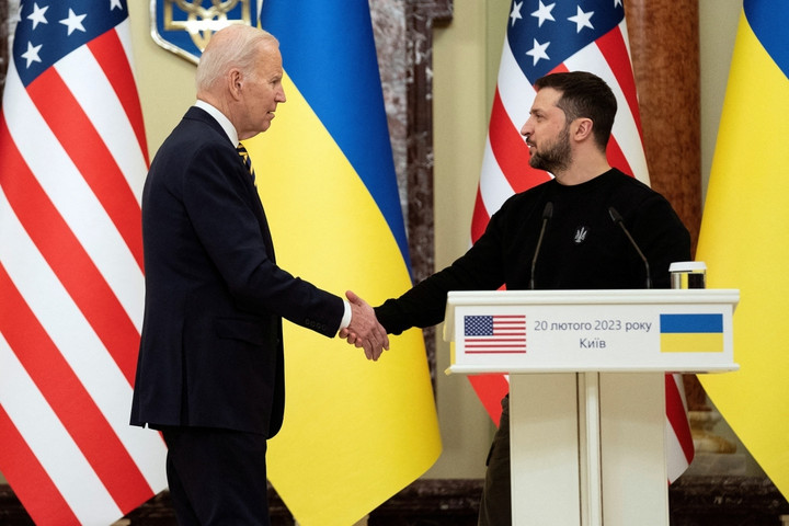 Tổng thống Mỹ Joe Biden và Tổng thống Ukraine Volodymyr Zelensky. (Ảnh: Reuters)