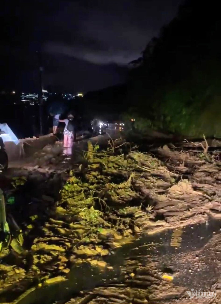 Mưa lớn gây ra tình trạng ngập lụt cục bộ, tràn đất, đá, bùn ra đường xuống bản Lao Chải, Tả Van.