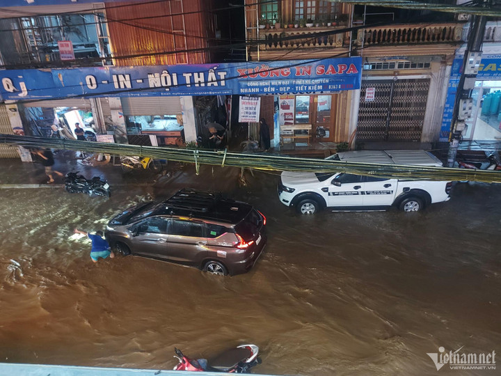 Mưa lớn, lượng nước dồn về nhanh khiến hệ thống cống không tiêu thoát kịp.