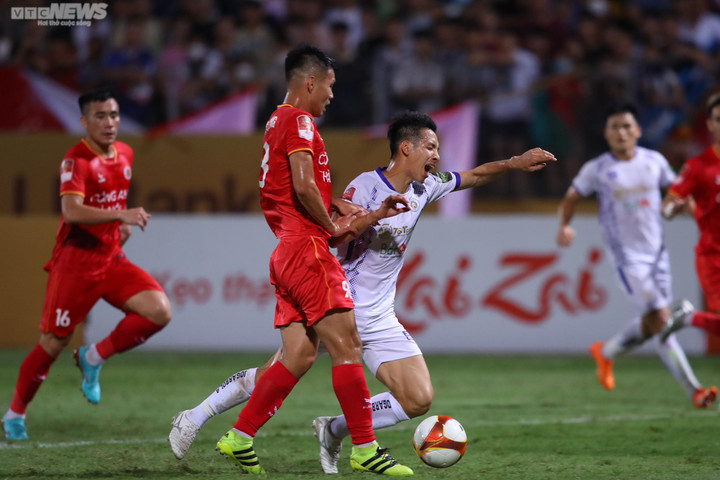 Hùng Dũng ngã trong vòng cấm CLB Công an Hà Nội. (Ảnh: Đức Minh)