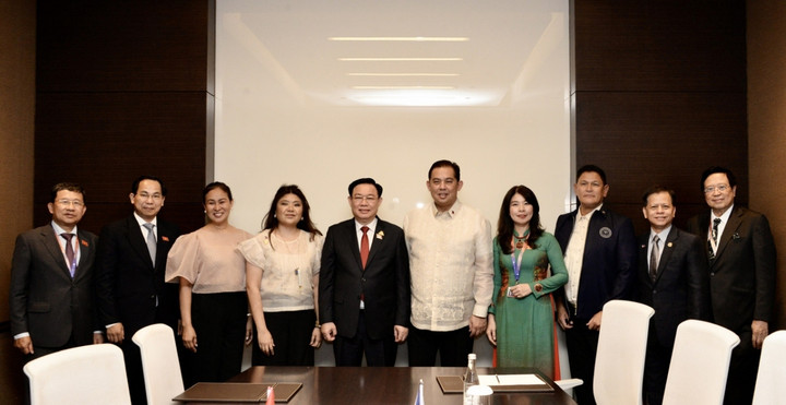 Chủ tịch Quốc hội Vương Đình Huệ và Chủ tịch Quốc hội Philippines nhất trí tiếp tục thúc đẩy hợp tác giữa Quốc hội hai nước, mở ra các hợp tác mới, cả song phương và đa phương