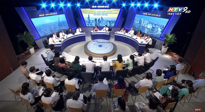 Chương trình "Dân hỏi - Chính quyền trả lời" của TP.HCM có sự tham gia của lãnh đại UBND, HĐND thành phố. (Ảnh chụp màn hình)